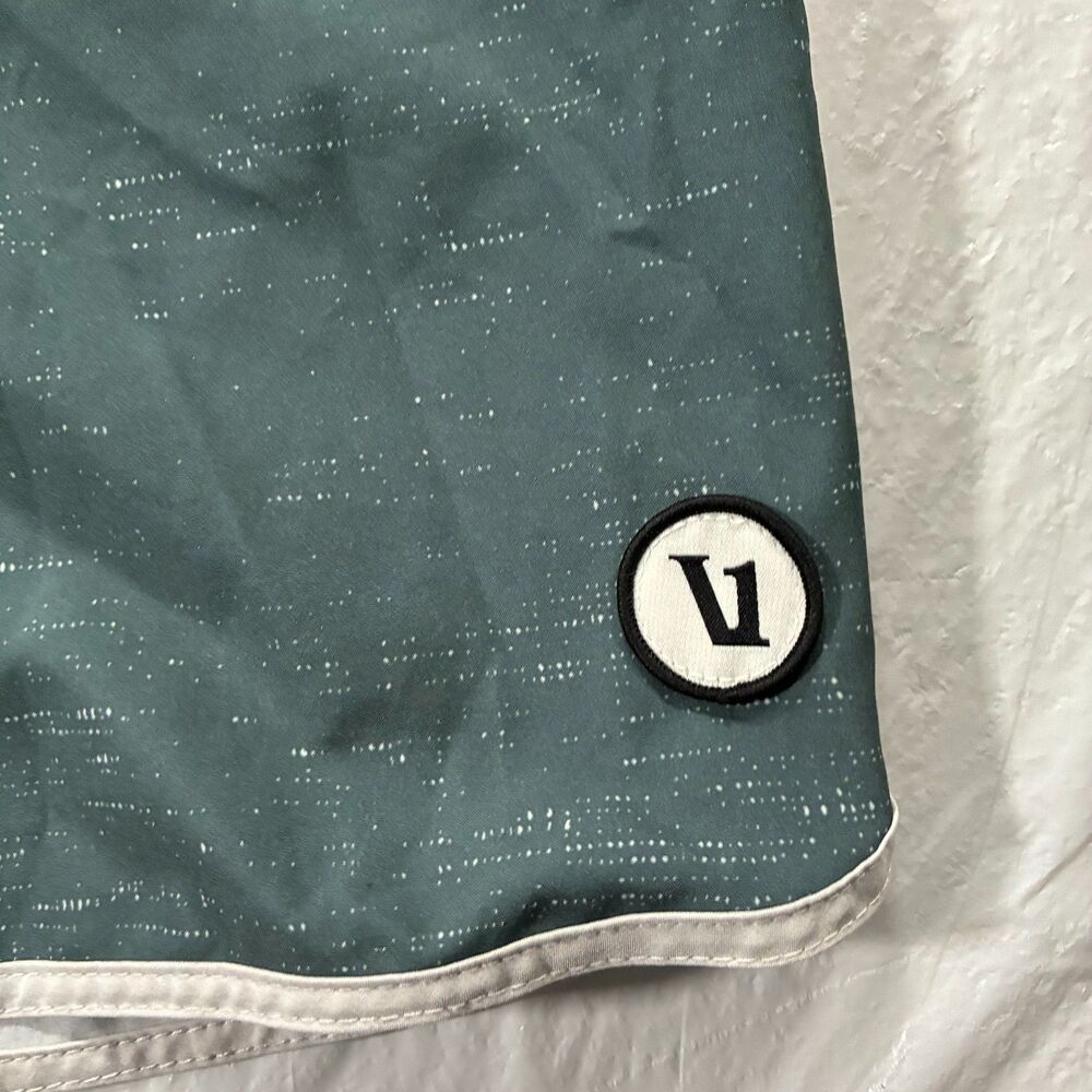 Men’s Vuori Cruise Board Shorts Green White Trim V314 Size 32 EUC 7" inseam - Picture 2 of 10